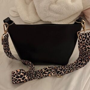 Cute black and cheetah print bag!!🐆🖤